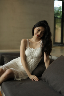 爸爸抱着女儿做作业